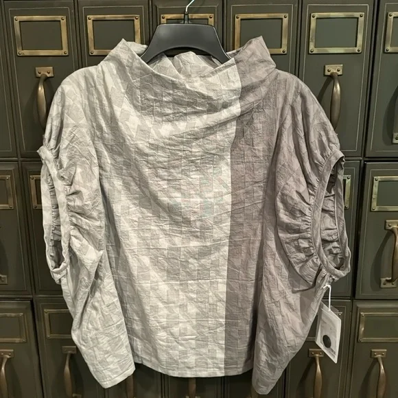 JI U Top - Picture 1 of 8